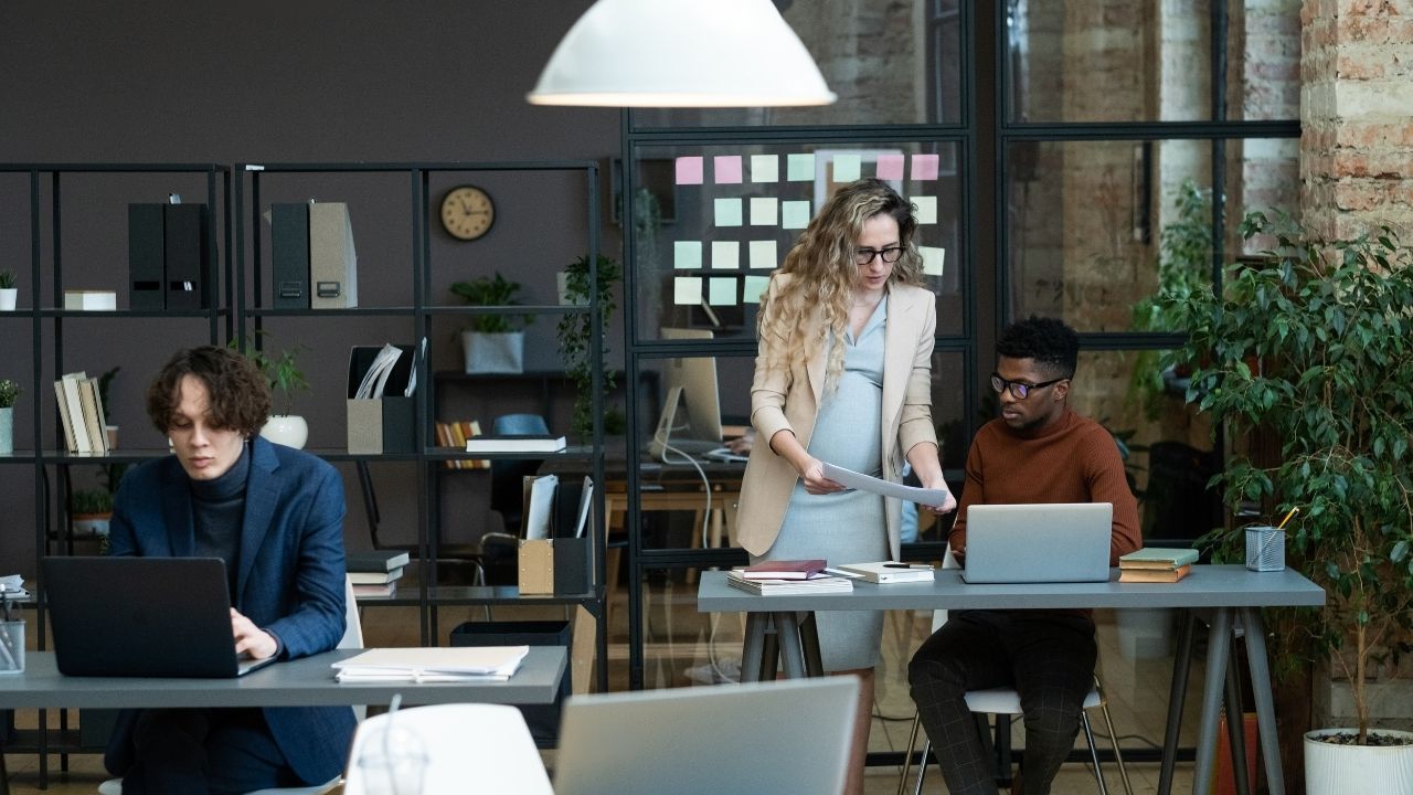 Biuro mobilne: Korzyści elastycznego stanowiska w Silver Office Center dla startupów i freelancerów
