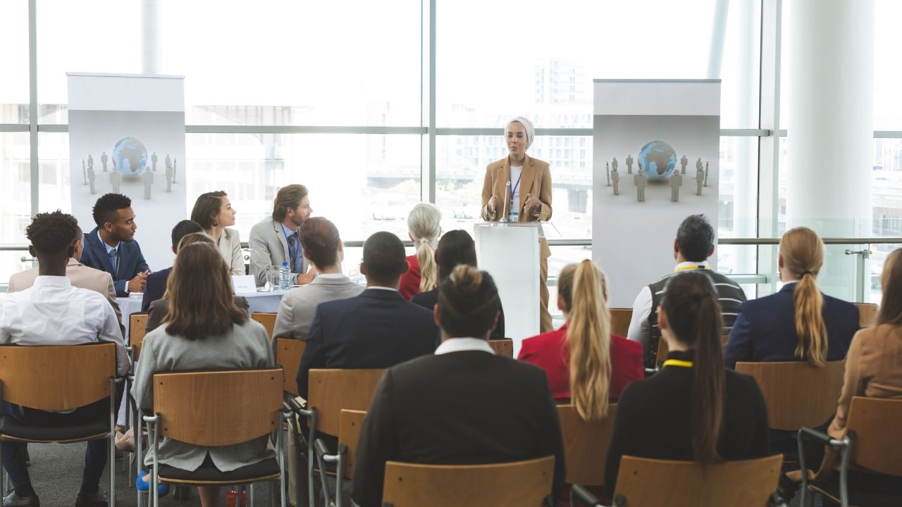 Planowanie Konferencji we Wrocławiu: Korzyści wynajmu sali z usługą recepcyjną i cateringiem