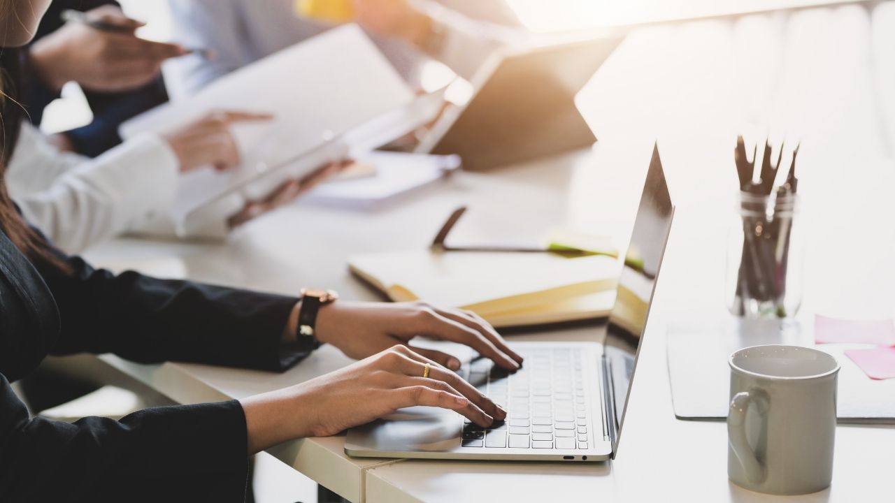 Biuro na dzień vs coworking – co wybrać dla swojego biznesu?