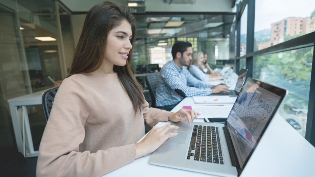 Coworkingowa społeczność: jak budować relacje zawodowe w coworkingu?